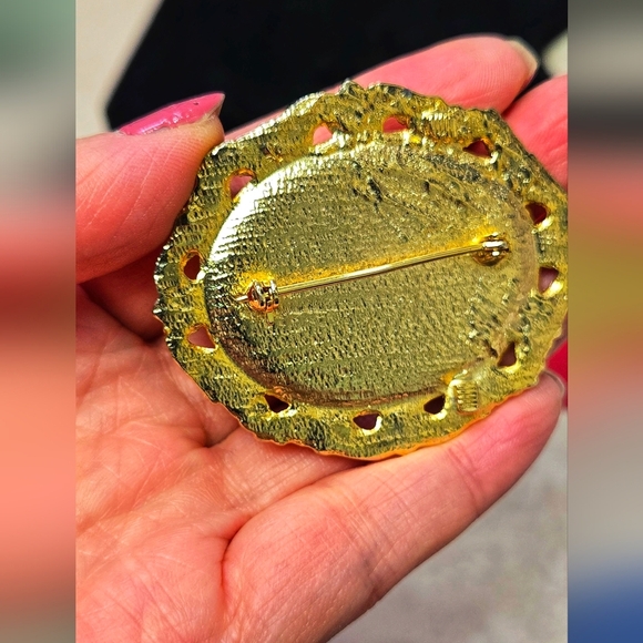 Vintage Gold Tone and Green Enamel Artwork  Swirl Brooch - Picture 10 of 17